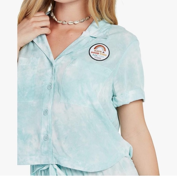 NWT - Volcom Women's Outer Banks X Netflix OBX Sarah Short Sleeve Woven Shirt - Picture 9 of 13